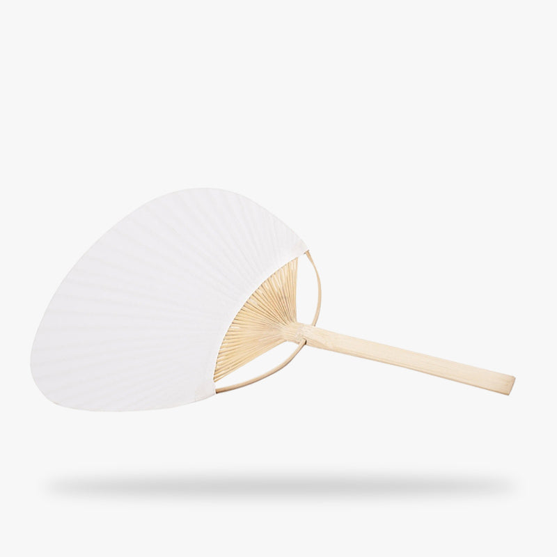 Nicht faltbarer japanischer Uchiwa Fächer als Ergänzung zum Kimono