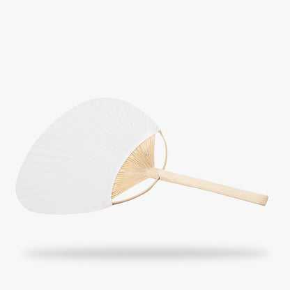 Nicht faltbarer japanischer Uchiwa Fächer als Ergänzung zum Kimono