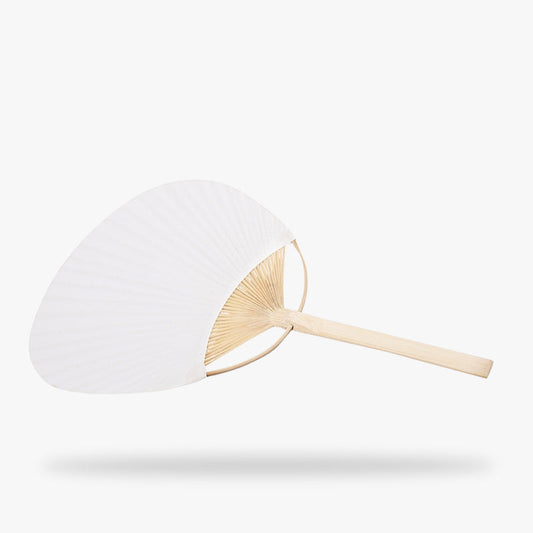 Nicht faltbarer japanischer Uchiwa Fächer als Ergänzung zum Kimono