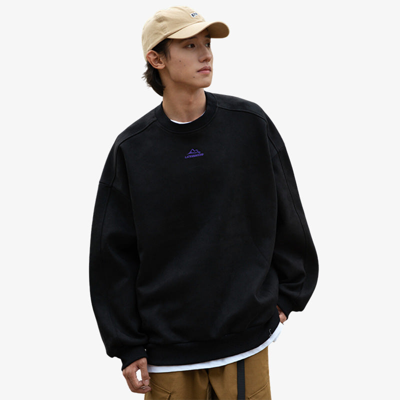 Japanisches Streetwear-Sweatshirt in schwarz mit minimalistischem Design, getragen von einem Mann