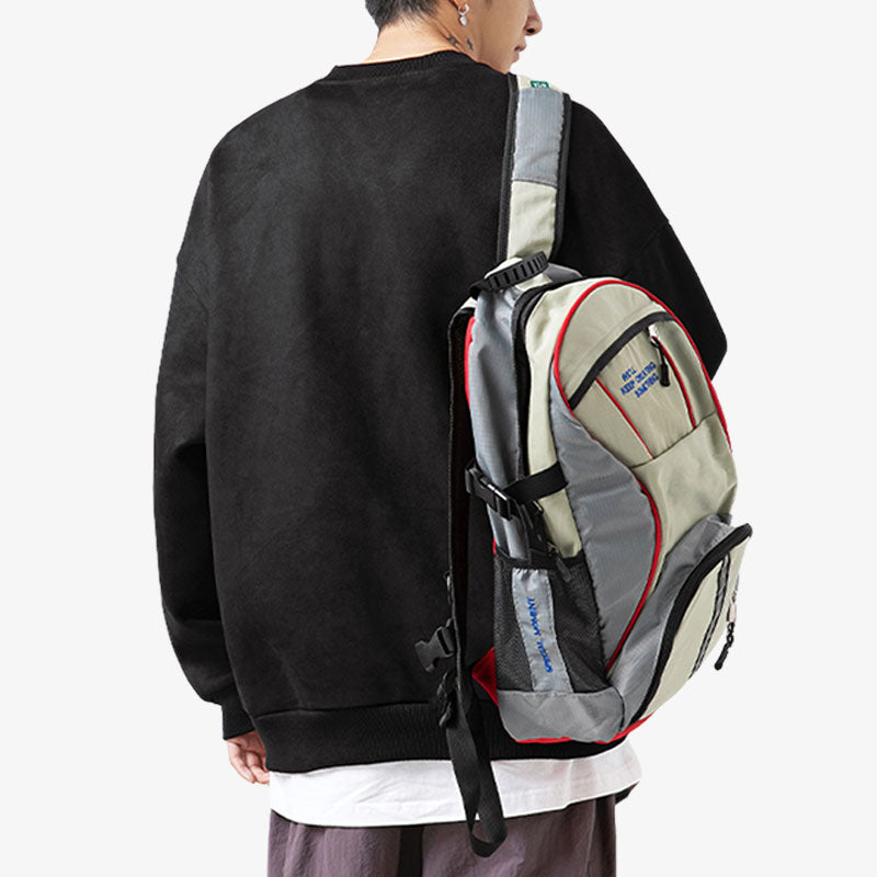 Japanisches Sweatshirt für Herren in schwarz, kombiniert mit einer Streetwear-Tasche