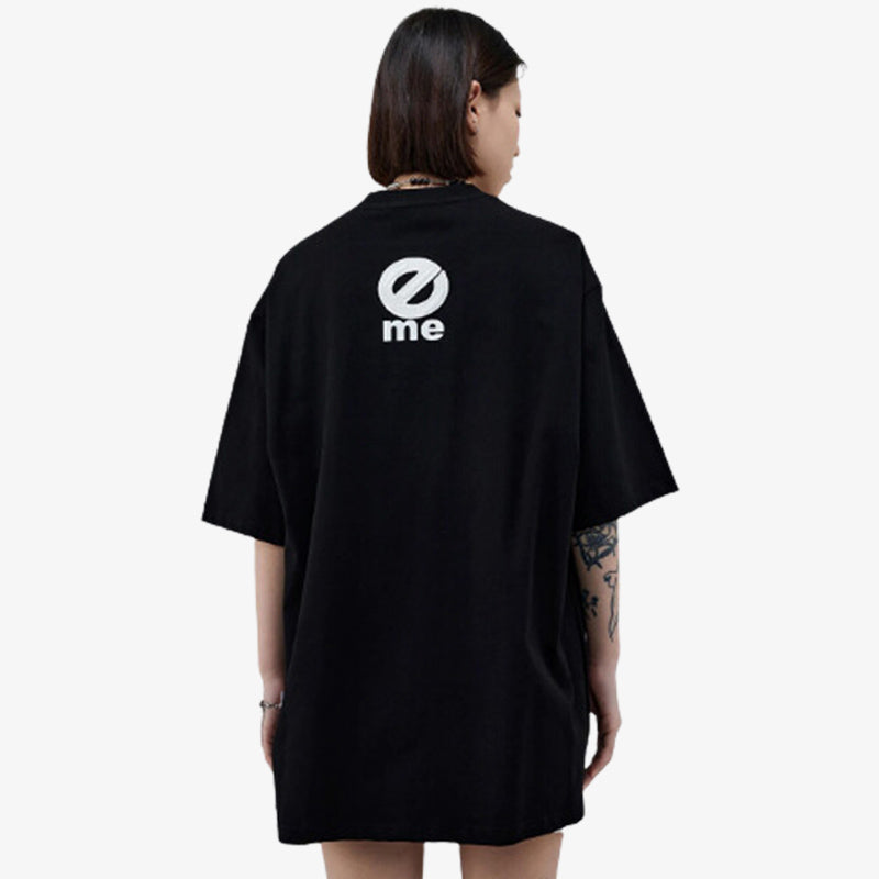 Japanisches T-Shirt im Streetwear-Stil für Damen, Rückansicht mit dezentem Motiv