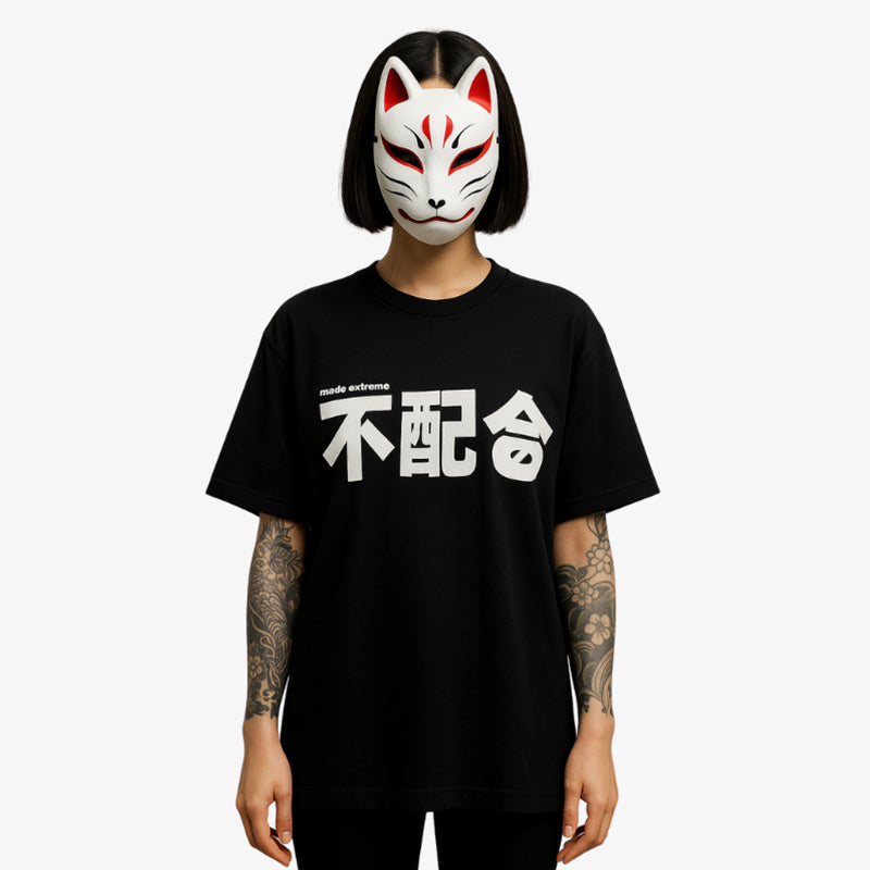 Schwarzes japanisches T-Shirt mit weißem Kanji-Motiv, Model trägt Kitsune-Maske