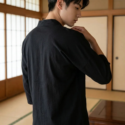 Schwarzes japanisches T-Shirt aus Leinen, Rückansicht mit lockerem Schnitt