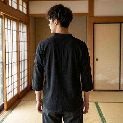 Schwarzes japanisches Leinen-T-Shirt am Modell, zweite Rückansicht