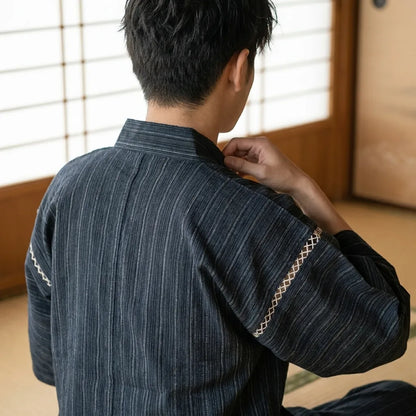 Rückansicht des Jinbei Herren Pyjama Sets mit Streifenmuster