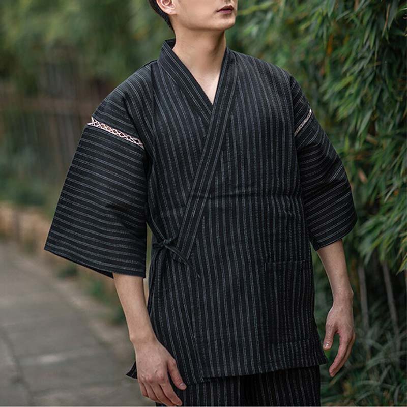 Mann im schwarzen Jinbei Pyjama Set mit Streifenmuster aus Baumwolle