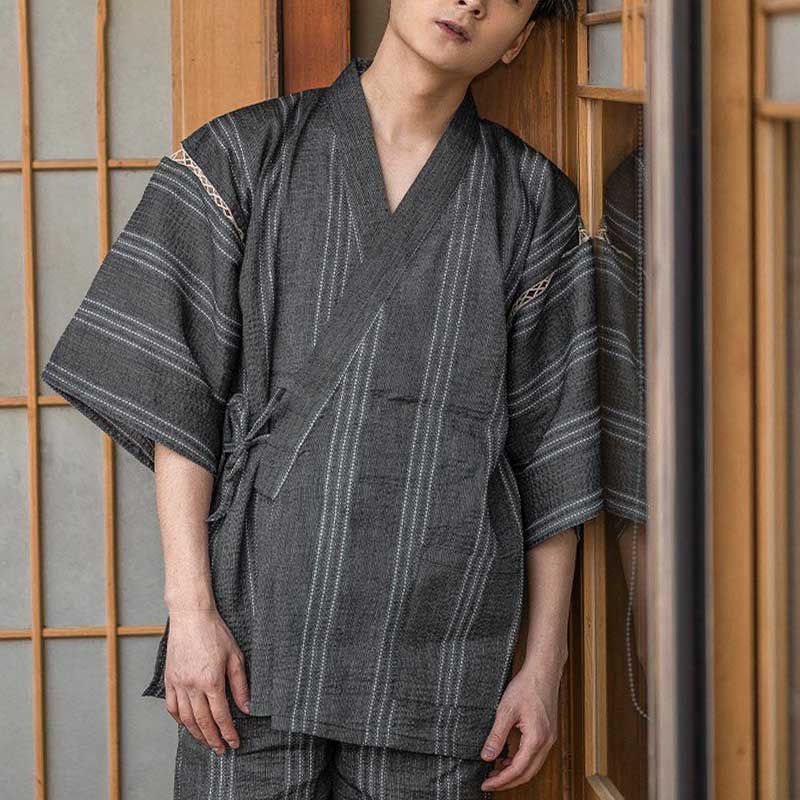 Mann im Jinbei Set aus Baumwolle mit Oberteil und kurzer Hose