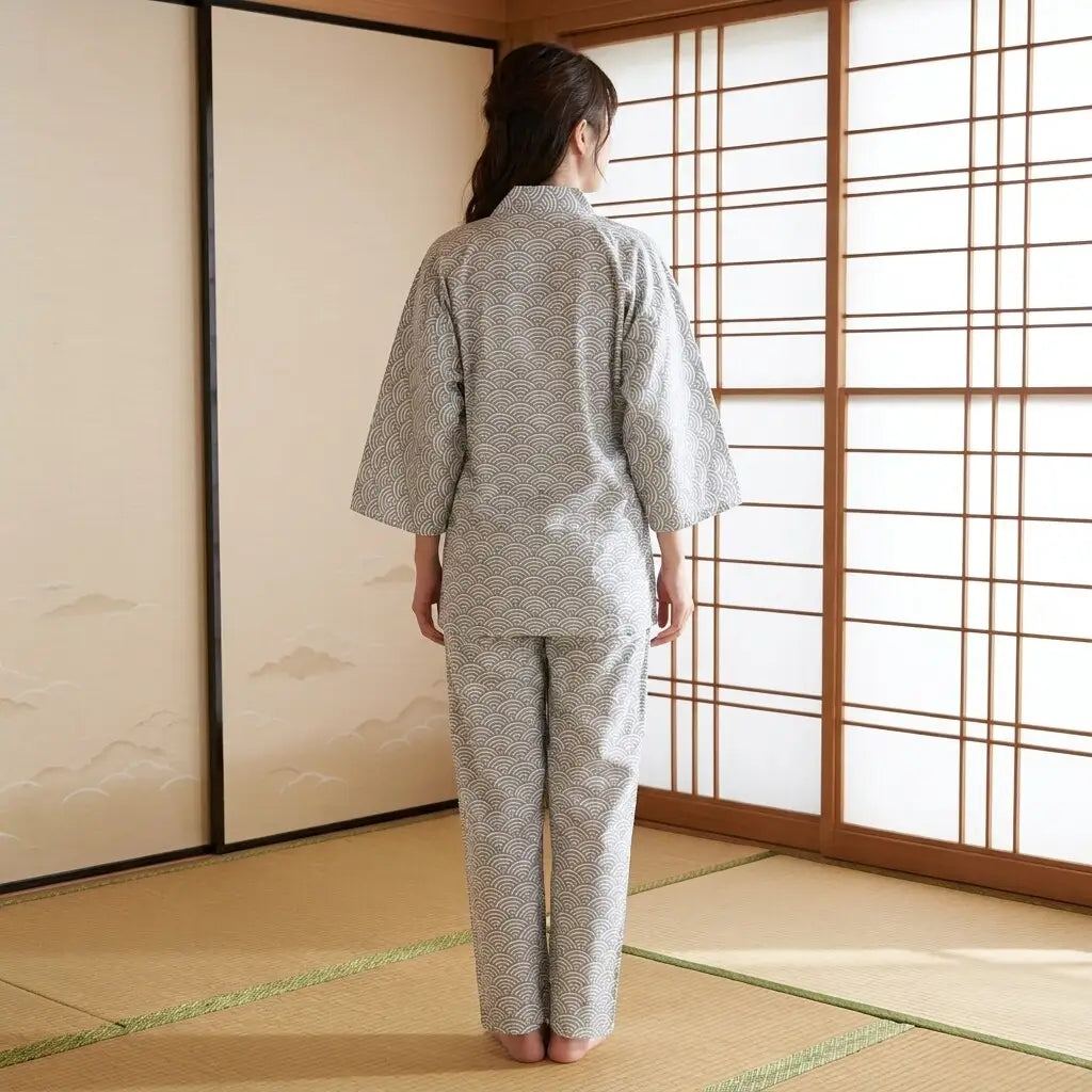 Jinbei Yukata in heller Farbe von hinten mit Seigaiha Muster