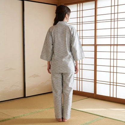 Jinbei Yukata in heller Farbe von hinten mit Seigaiha Muster