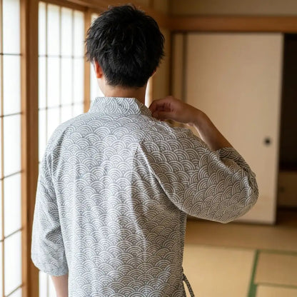 Rückenansicht des hellen Jinbei Yukata mit Wellenmuster