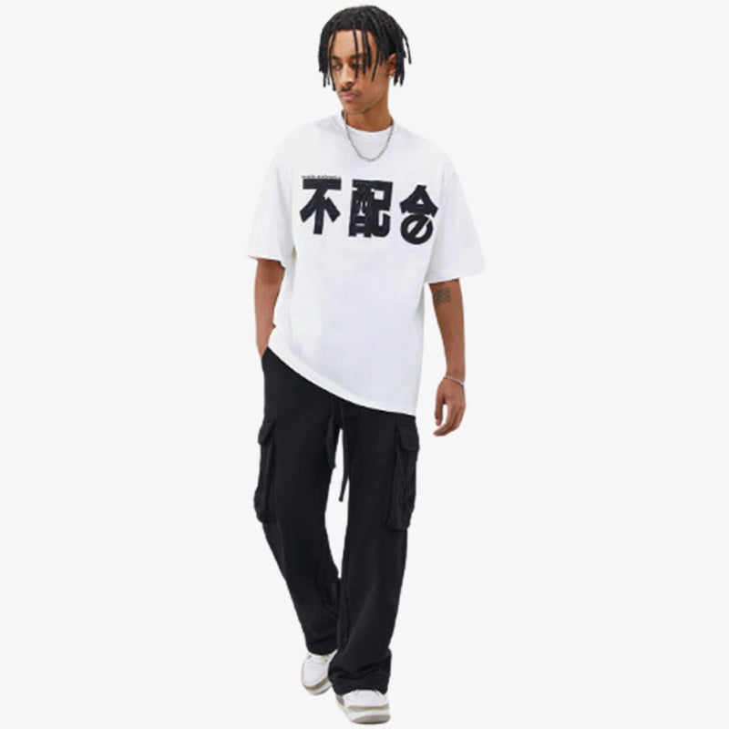 Kanji Shirt Design mit traditionellen japanischen Schriftzeichen im Streetwear Stil