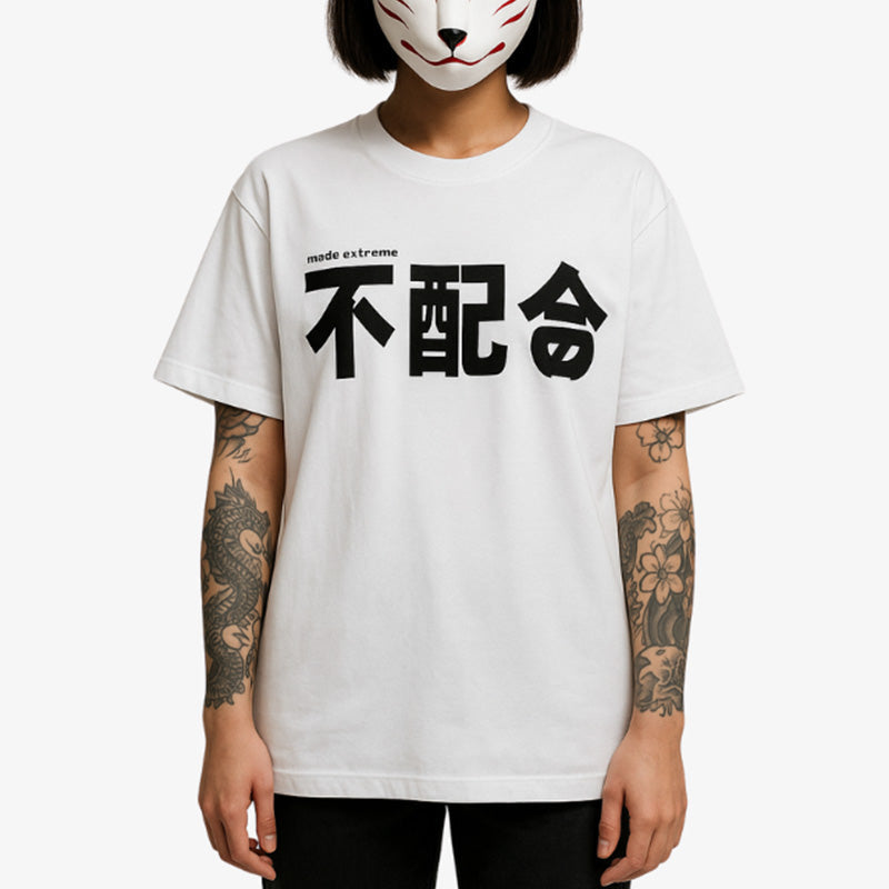 Weißes Kanji Shirt mit schwarzer japanischer Kalligrafie im minimalistischen Design