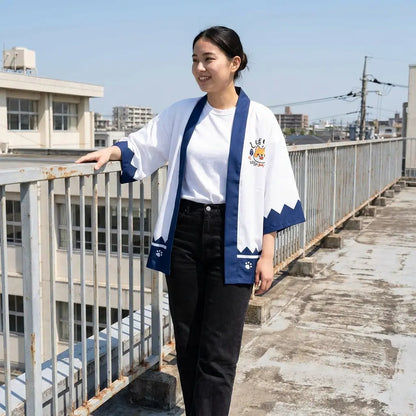 Kawaii Kimono Jacke mit Shiba-Inu-Motiv, Ärmel mit marineblauen Streifen, Dachterrasse