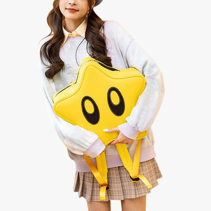 Frau hält gelben sternförmigen kawaii Rucksack für Harajuku Outfits