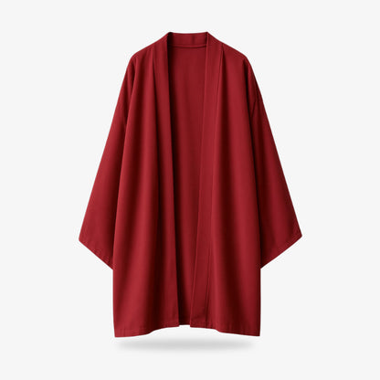 Roter Kimono Cardigan im Cape-Stil vor weißem Hintergrund fotografiert