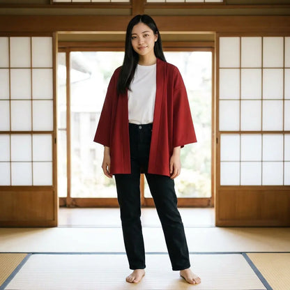 Roter Kimono Cardigan Damen, getragen mit Sandalen vor Shoji-Wänden