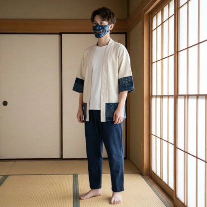 Mann trägt kurzen Kimono Cardigan Herren mit japanischem Muster