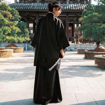 Mann im traditionellen Herren-Kimono in einem japanisch inspirierten Gartenambiente