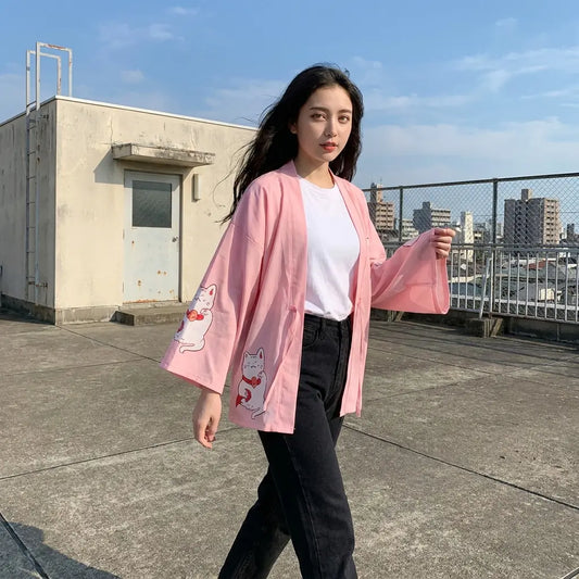 Rosa Kimono Jacke Damen mit Maneki Neko Motiv auf Dachterrasse