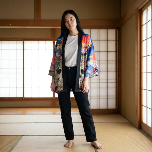 Schwarze Kimono Jacke für Damen mit blauen Wellen und Totenkopf-Motiv, auf Tatami präsentiert