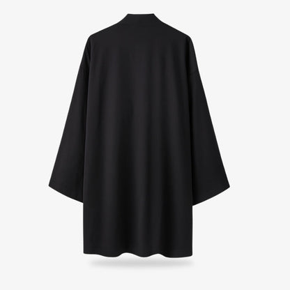 Rückenansicht der schwarzen Kimono-Jacke Damen auf weißem Hintergrund