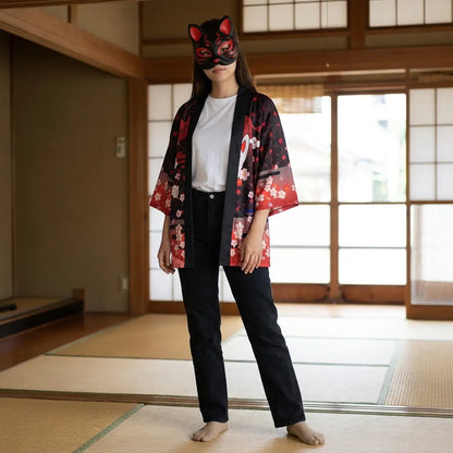 Schwarze Kimono Jacke für Damen mit rot weißem Blumenprint in einem Tatami Raum