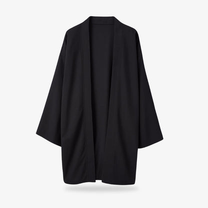 Schwarze Kimono-Jacke Damen freigestellt auf weißem Hintergrund