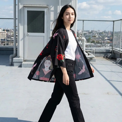 Schwarze Kimono Jacke für Damen mit Portrait-Print auf einer Dachterrasse