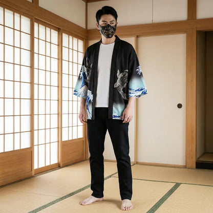 Mann trägt traditionelle Kimono Jacke in japanischem Washitsu Raum, Frontalansicht