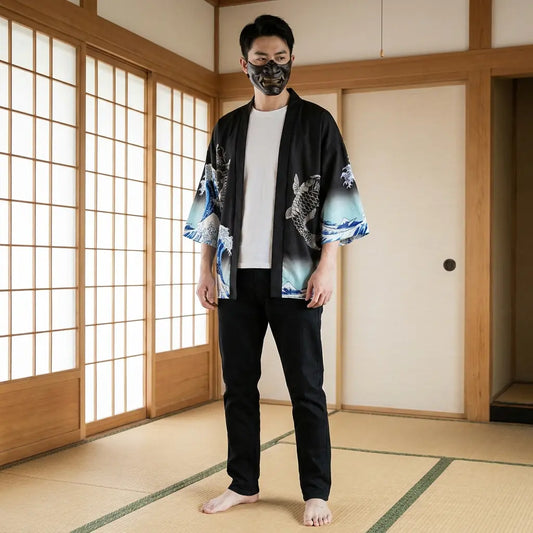Mann trägt traditionelle Kimono Jacke in japanischem Washitsu Raum, Frontalansicht