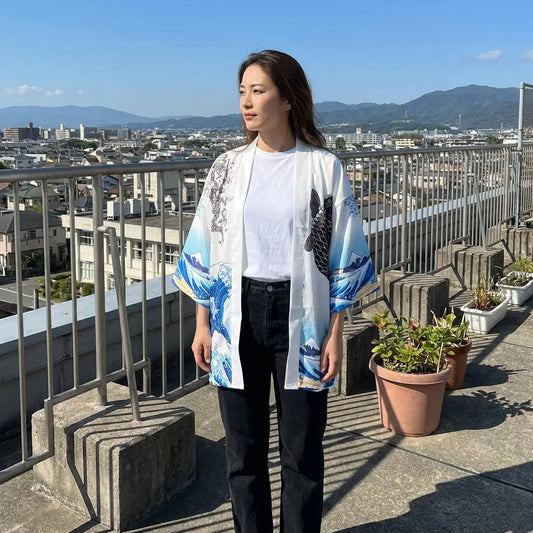 Kimono-Jacke mit Kanagawa-Welle auf einer Dachterrasse mit Topfpflanzen