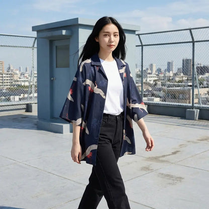 Kimono Jacke mit Kranichdruck auf einer Dachterrasse, kurze weite Ärmel sichtbar