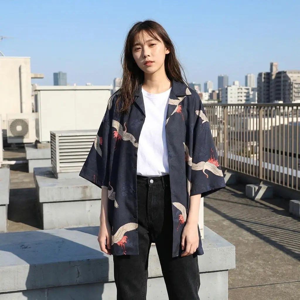 Marineblaue Kimono Jacke fotografiert auf einer Dachterrasse unter klarem Himmel
