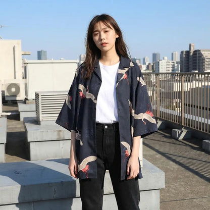 Marineblaue Kimono Jacke fotografiert auf einer Dachterrasse unter klarem Himmel