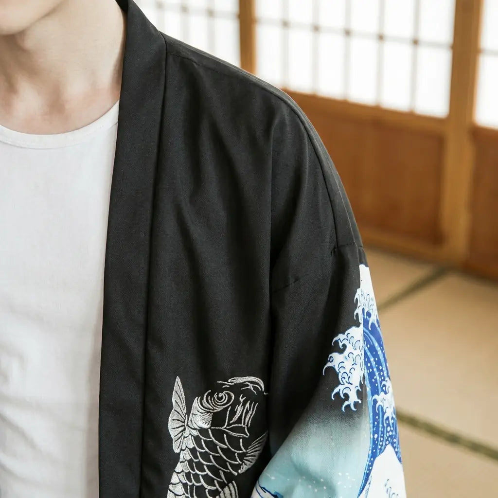 Nahaufnahme des bedruckten Stoffs und Ärmels der Haori Jacke