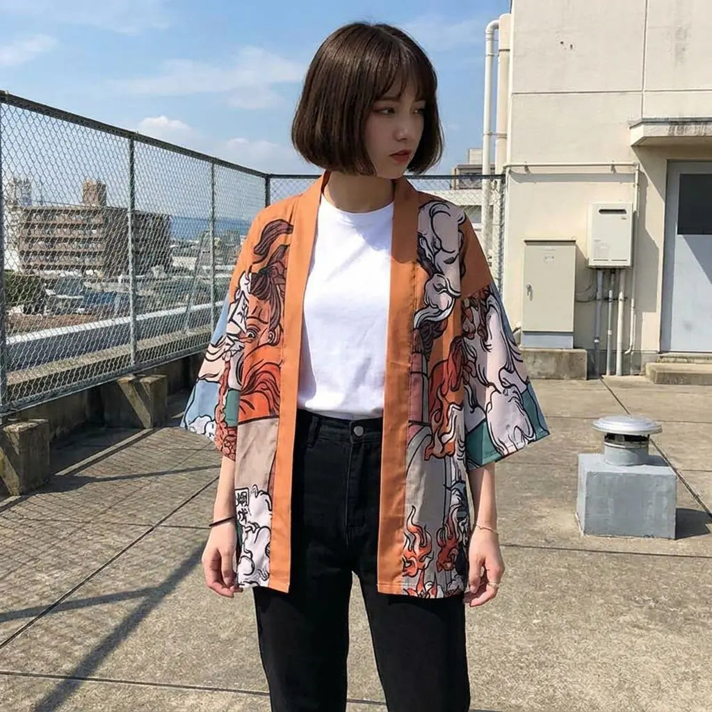Nahaufnahme der Kimono Jacke mit Ukiyo-e Print, Figuren und Wellen auf den Ärmeln
