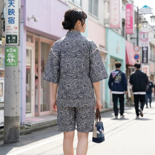Detailansicht des Baumwollstoffs mit Seigaiha-Wellenmuster am Jinbei