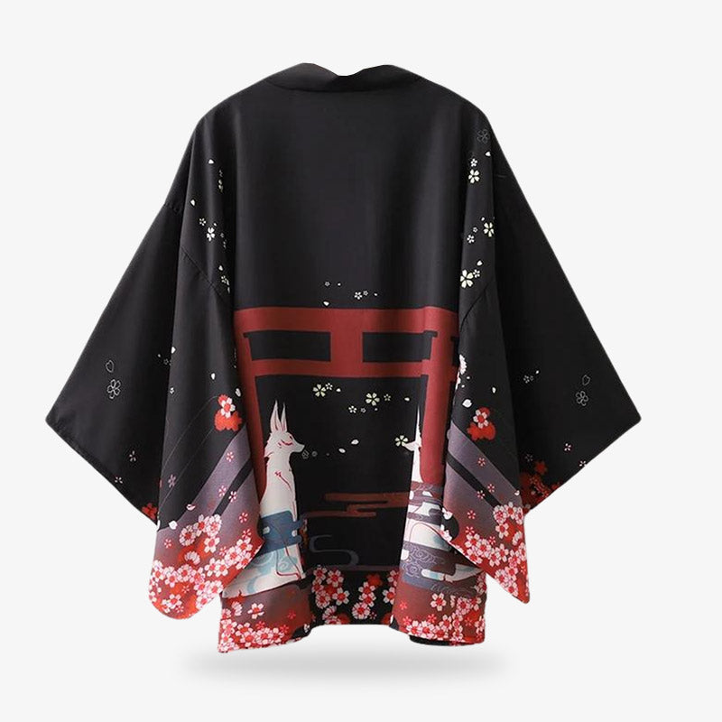 Kimono Kitsune mit detailreichem Fuchsgeist-Motiv zwischen Tradition und Fantasie