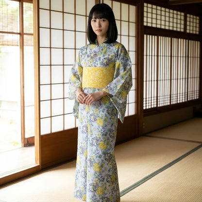 Gelbes Kimono Kleid mit Yamabuki-Blütenmuster als langes Wickelkleid getragen