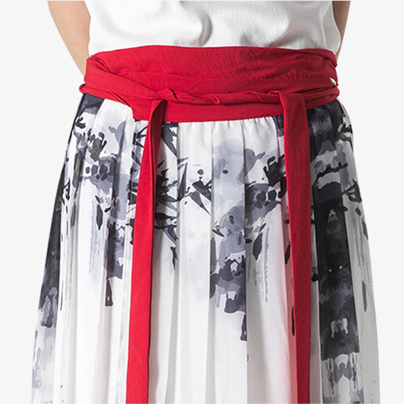 Kimono-Kleid mit rotem Obi-Gürtel und Naturmotiven im Stoff
