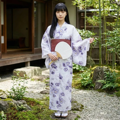 Detailansicht des Botan-Pfingstrosen-Motivs am Ärmel des Kimono Kleids