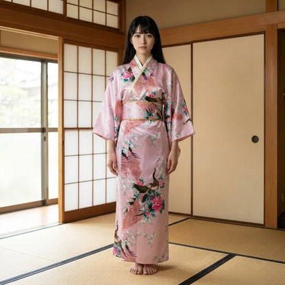 Pinkfarbenes Kimono Kleid mit Hanami-Blüten und Pfau-Motiv im Wickelschnitt getragen