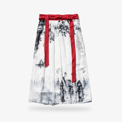 Weißes Kimono-Kleid mit rotem Obi-Gürtel gebunden an der Taille