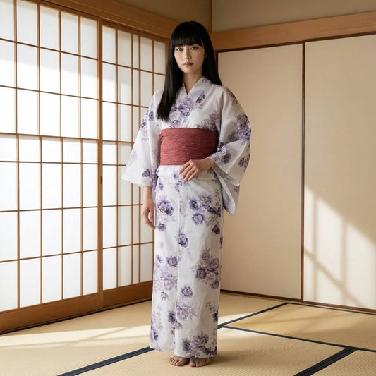 Weißes Kimono Kleid mit Pfingstrosen-Motiv als Wickelrobe getragen