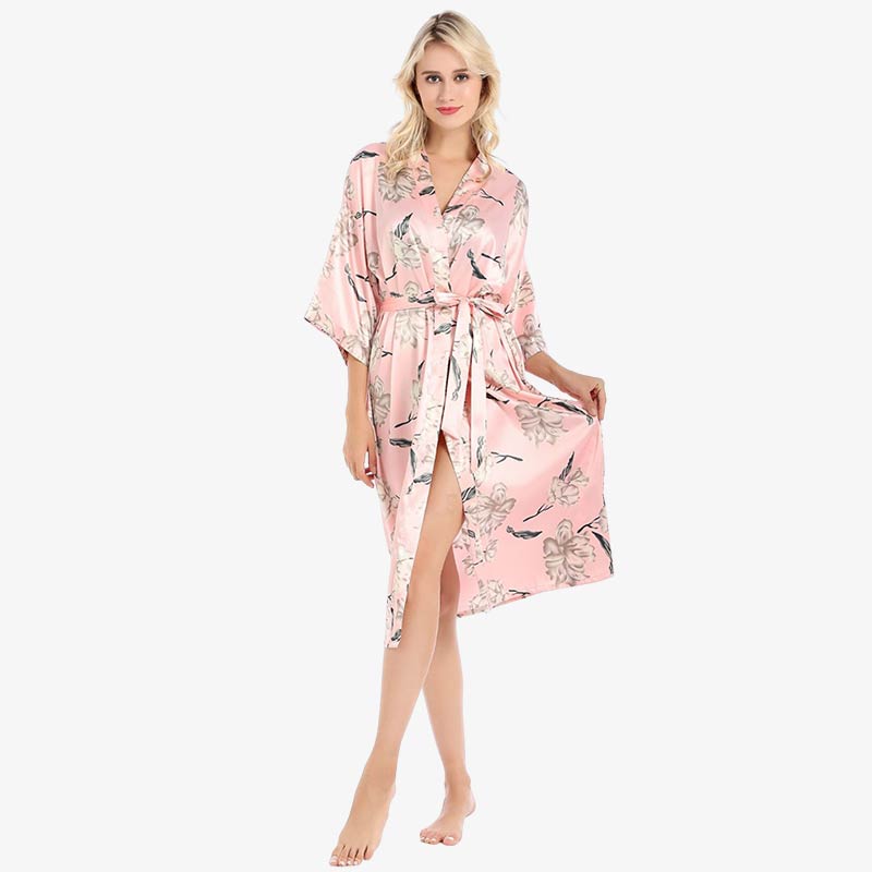 Offen getragenes Kimono-Nachthemd mit 3/4-Ärmeln über einem Top kombiniert