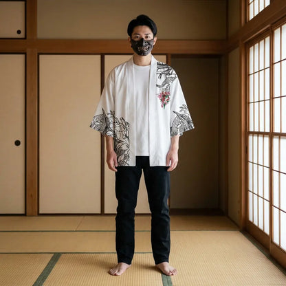 Mann trägt Kimono Oni Haori Jacke in traditionellem japanischen Tatami Raum