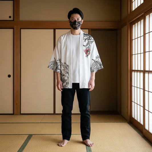 Mann trägt Kimono Oni Haori Jacke in traditionellem japanischen Tatami Raum