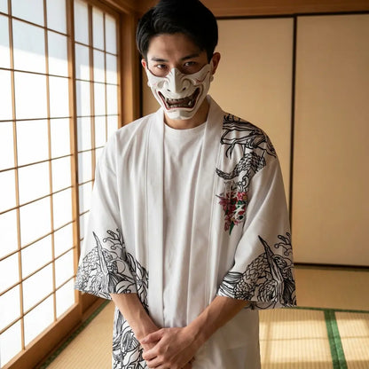 Mann trägt weiße Kimono Oni Haori Jacke in traditionellem japanischen Raum