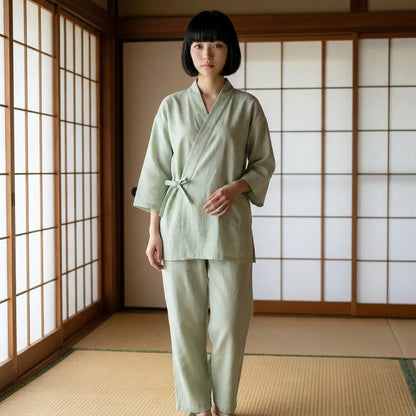 Salbeigrünes Kimono Pyjama Set als lockere Homewear getragen
